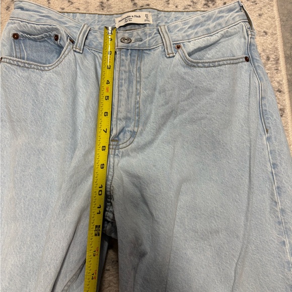 Abercrombie Curve Love The Loose High-Rise Jeans - Picture 7 of 9